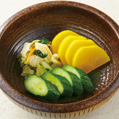 什錦泡菜/漁夫醃魷魚生魚片/酪梨和蒸雞配芥末和醬油