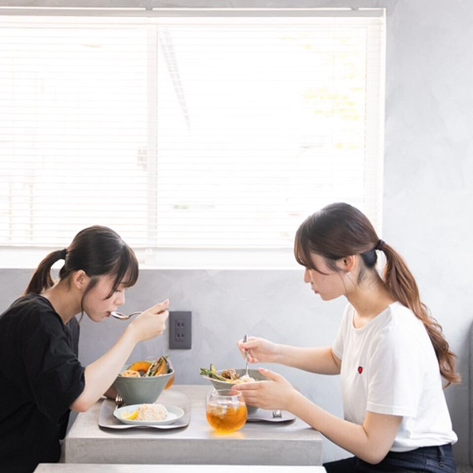 シックで落ち着いた雰囲気の店内はデートや女子会に◎