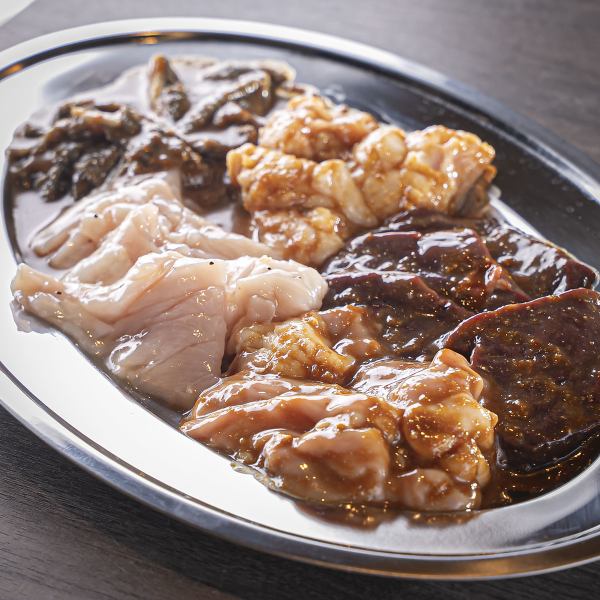 【ボリューム満点】各種ホルモンが楽しめる！お得な「88ホルモン盛り」1000円(税込)