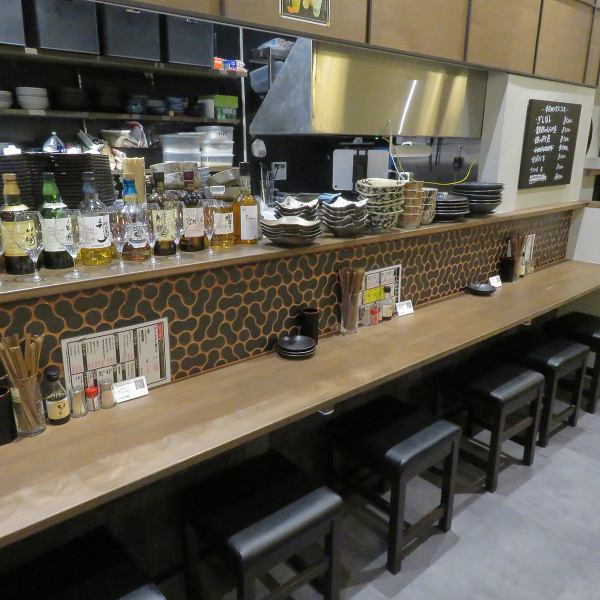 ≪店内雰囲気≫行きつけにしたくなるような居心地の良さが自慢です！アットホームな雰囲気の店内に一歩足を踏み入れると香ばしい香りの焼鳥が食欲をそそり、心地よい空間でゆったりとご飲食をお愉しみいただけます！幅広い年齢層のお客様にご利用いただいており、♪