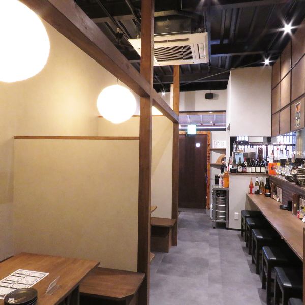 ≪店内席情報≫お一人様でのご来店も大歓迎のカウンター席は全6席！テーブル席は4名掛けを1卓、MAX6名様までお座りいただけるお席を3卓ご用意しております♪連結してグループ様でもご利用可能となっておりますので、女子会や会社帰りの飲み会などそれぞれのシーンに合わせてご利用ください♪