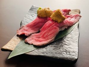 和牛肉寿司（2貫）うにのせ