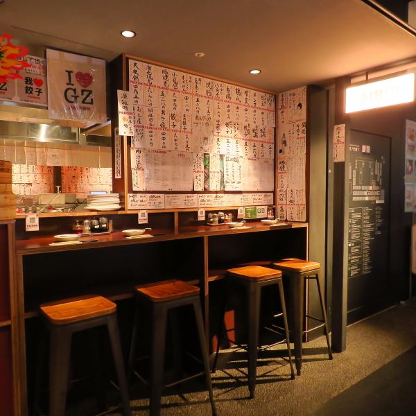 【おひとりさま～大人数でのご宴会まで対応可能】おひとりでのサク飲みから大人数でのご宴会まで様々なシーンでご利用いただけます！おひとりさまでも気軽にご利用いただけるカウンター席。ゆったりとお寛ぎいただけるテーブル席をご用意しております！
