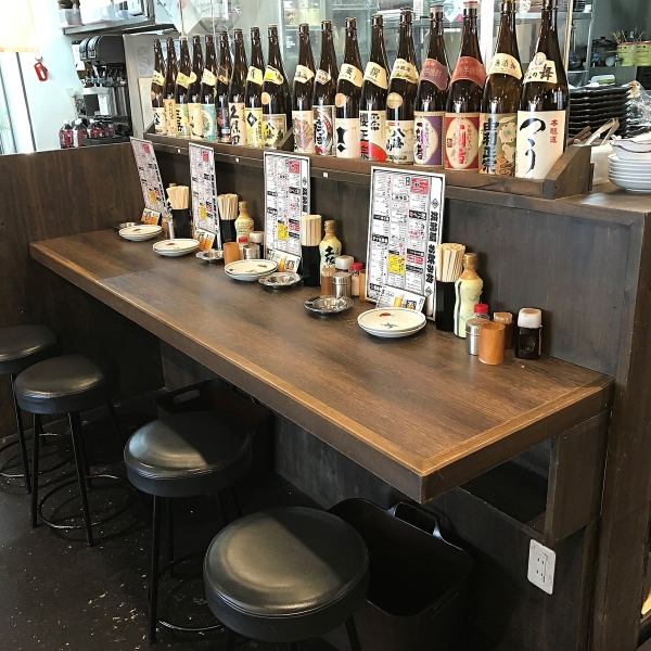 There is a counter seat! Please enjoy delicious food and delicious drink while having a pleasant conversation with the staff because it is an open kitchen ♪