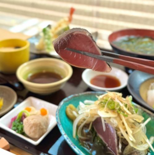 ランチも大人気!!お膳メニューや海鮮丼、鍋焼きなど♪
