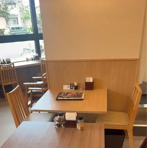 <p>レイアウト変更が可能なテーブル席をご用意しております。レイアウトを変更することで少人数からまとまった人数まで柔軟に対応可能です。ご友人同士のお食事やご家族での団らんなど多様なシーンでご利用いただけます。ゆったりと寛げる心地よい空間で素敵なお食事のひとときを存分にお楽しみくださいませ。</p>