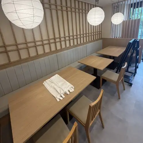 <p>ゆったりと寛げるソファー席をご用意しております。落ち着いた空間で快適なお食事の時間をお過ごしいただけます。少人数でのご利用や大切なお集まりにも最適でございます。広々としたお席で会話を楽しみながら素敵なひとときをお楽しみください。皆様のお越しをスタッフ一同心よりお待ちしております。</p>