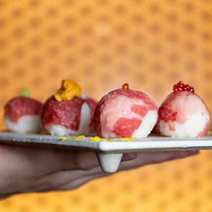 包含芝士火锅的无限畅饮套餐。六道菜，包括蔬菜卷和生牛肉片。¥3,980 → ¥2,980