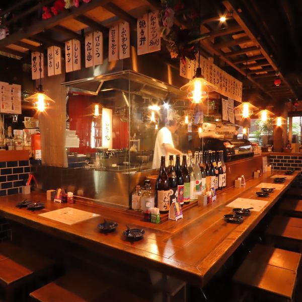 【カウンター席】テーブルが人気ですが、実は「カウンター席」も人気◎千歳烏山の大人の隠れ家「焼鳥屋 優」の醍醐味♪匠の技を五感で感じられるライブ感満載★焼き上がりを一本一本出してくれるのでアツアツの串とお酒を楽しめる♪おひとり様もお二人様も～心地いい店内は女性だけ・お一人様でも入りやすい！