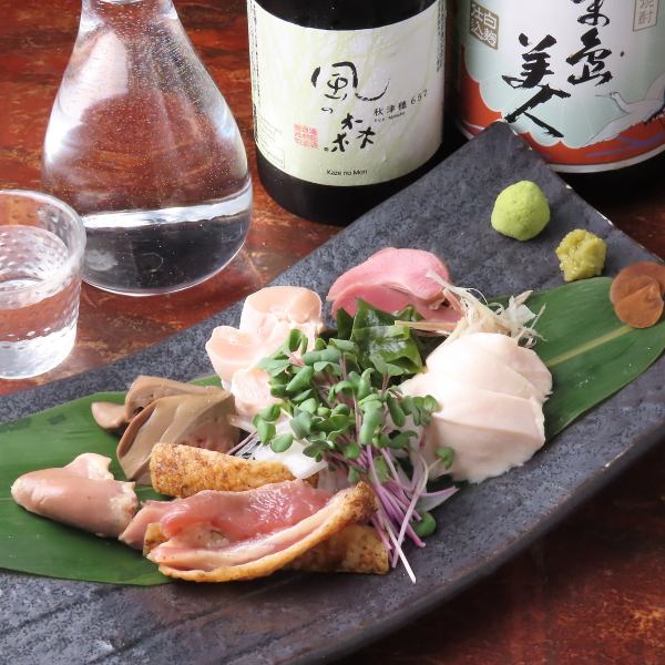 噛むほどに増す旨味に加え、肉質がきめ細やかでサクッとした歯切れのよさを楽しむ『地鶏もものさしみ』