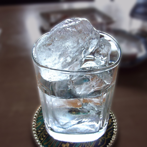 提供种类丰富的与烤肉料理相配的酒类。店主是烧酒专家，他精心挑选了以土豆、大麦、大米、泡盛、黑糖等原料酿造的烧酒。