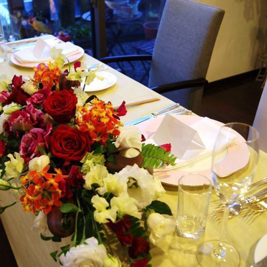 We can mention restaurant wedding of "at-home atmosphere".
