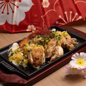 Grilled chicken thigh with green onions and salt
