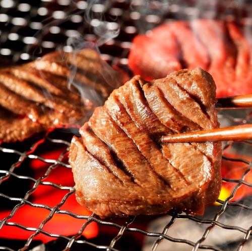 仙台名物の厚切り牛タンを香ばしく焼き上げる自慢の逸品。旨みあふれる贅沢な味わいを堪能