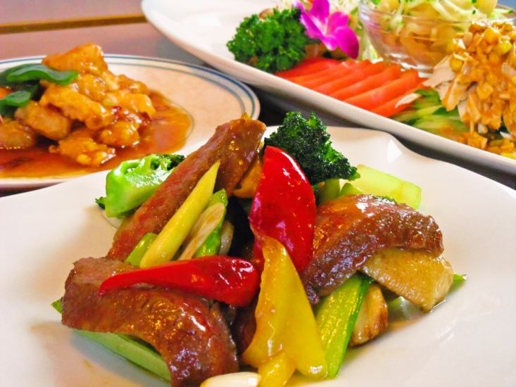 您可以在午餐和宴会上享用正宗的中国美食！您可以以合理的价格享用正宗的中国菜。