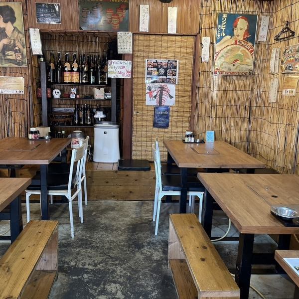 レトロな雰囲気漂う店内。焼き台を囲んで焼く、新鮮な焼き鳥…全てがマッチして何だか落ち着く♪
