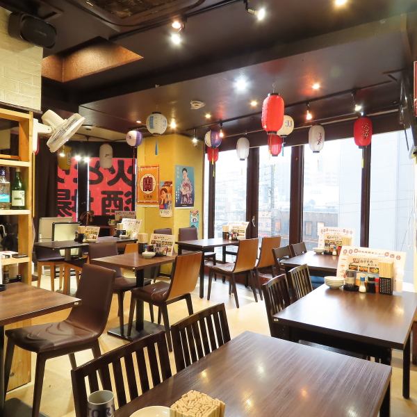 店内は、提灯や木目調のテーブルが並ぶ、温かみのある大衆居酒屋の雰囲気です。肩肘張らずに過ごせるので、仕事帰りの一杯や友人との飲み会にも最適♪活気がありつつも落ち着ける空間で、くつろぎながらお過ごしください！