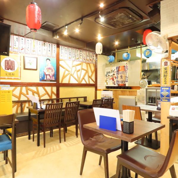 賑やかながらもアットホームな雰囲気が魅力◎お一人様でも気軽にご利用いただけるカウンター席とテーブル席をご用意しており、少人数から大人数まで、様々なシーンでご利用いただけます！美味しい料理とお酒を心ゆくまでお楽しみください。