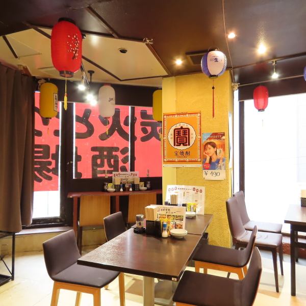 どこか懐かしい雰囲気を感じさせる店内は、賑やかで活気があり、いつもの日常から少し離れてリラックスできる空間です。仲間とワイワイ盛り上がりたい時や、気の置けない友人とゆっくり語り合いたい時にぴったり◎