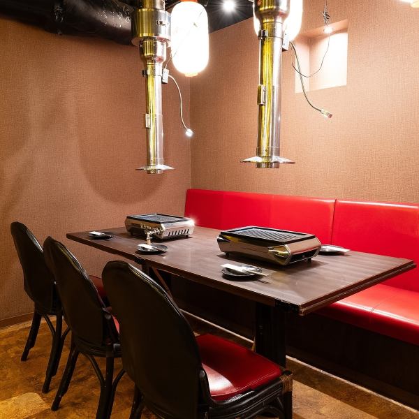 周りを気にせず楽しめる簾仕切り個室あり！好立地なのでお仕事帰りや終電間際まで愉しみたい方にも最適です◎自慢のお肉や厳選食材を使用した数々の料理をご堪能くださいませ。ご人数に合わせて快適なお席へご案内致します。少人数様から団体様までご対応可能な幅広い席を完備しております！