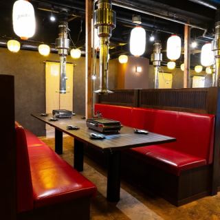 気軽に立ち寄れる2~4名席をご用意!仕事帰りのサク飲みや、美味しいお肉とお酒をじっくり楽しみたい方にぴったり。落ち着いた雰囲気の中で、自分だけの贅沢な時間をお過ごしください!