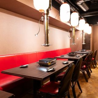デートや少人数の宴会にもご利用いただけます。カップルや女子会でも気軽に入れるような安心感があります。ゆっくりと厳選したお肉と料理、ドリンクをお楽しみください。