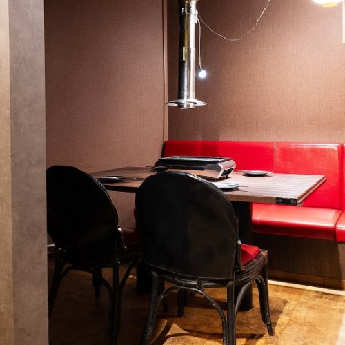 周りを気にせず楽しめる簾仕切り個室あり!好立地なのでお仕事帰りや終電間際まで愉しみたい方にも最適です◎自慢のお肉や厳選食材を使用した数々の料理をご堪能くださいませ。ご人数に合わせて快適なお席へご案内致します。少人数様から団体様までご対応可能な幅広い席を完備しております!