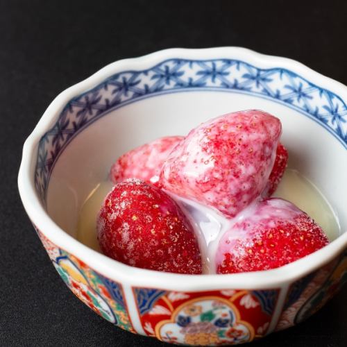 カチカチ苺の練乳がけ