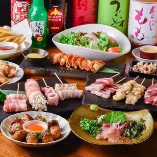 【HITOKUCHI 女生之夜套餐】包含三文鱼薄片、烤鸡串、月见鸡肉丸等8道菜