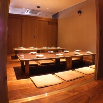 ご人数様に合わせた広い掘りごたつ席を各種ご用意！歓送迎会や会社宴会にも安心な22名様用×2席ございます！(個室席は平日の電話予約のみ受け付けております。ネット予約のみの場合、ご希望に添えない場合がございますのであらかじめご了承下さい)