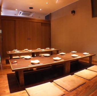 仕切りを外すと最大80名様迄収容可能の広い掘りごたつ席もご用意！大型宴会に最適です。ボリュームたっぷりの当店自慢の料理をぜひごゆっくりとご堪能下さい！(個室席は平日の電話予約のみ受け付けております。ネット予約のみの場合、ご希望に添えない場合がございますのであらかじめご了承下さい。)