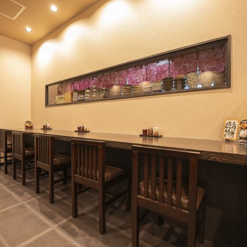 <p>和モダンな店内には、温かみのある木の置物が配され、落ち着いた雰囲気が漂います。お一人様やデートにも最適なカウンター席では、柔らかな照明に包まれながらゆったりとお食事をお楽しみいただけます。</p>