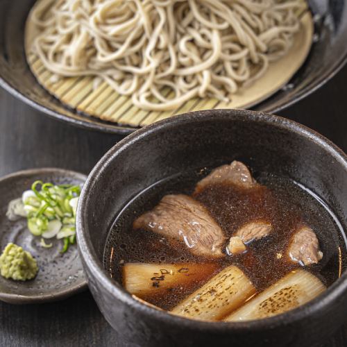 鴨の旨みが溶け出す至高の「鴨汁そば」