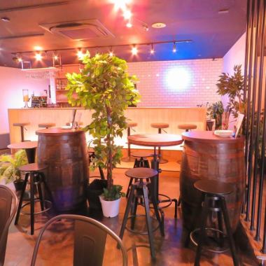 It's a stylish but relaxing space! A space where you can enjoy a meal and have a drink!
