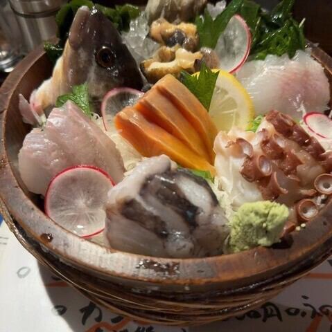 予算に合わせ刺身盛ります