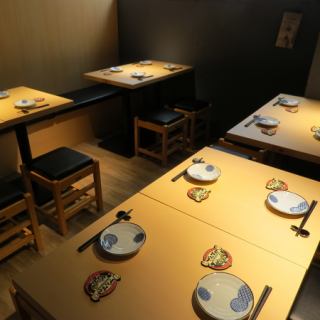 様々なシーンに合わせたお席をご用意しています。少人数から団体様までご対応可能です！