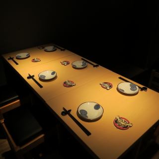 様々なシーンに合わせたお席をご用意しています。少人数から団体様までご対応可能です！
