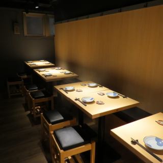 様々なシーンに合わせたお席をご用意しています。少人数から団体様までご対応可能です！