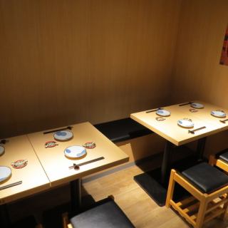 様々なシーンに合わせたお席をご用意しています。少人数から団体様までご対応可能です！