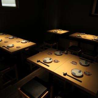 様々なシーンに合わせたお席をご用意しています。少人数から団体様までご対応可能です！