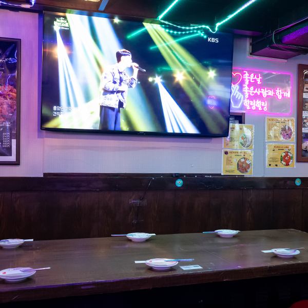 新大久保で韓国エンタメを満喫！大画面に映るK-POP映像を楽しみながら、本場の味を堪能できるダイニング。活気あふれる店内で、ジューシーなサムギョプサルやチヂミを囲み、友人や家族と特別なひとときを。まるで韓国にいるような体験を当店で！合コン、誕生日、記念日、二次会利用にもおすすめ。お得な飲み放題付コースも