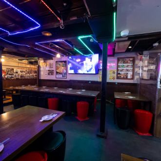 お勤め先、気の合う仲間との飲み会などにも気軽にご利用ください。広々とした店内は、全員のお顔を見渡せる造りになっておりますので、大人数での宴会シーンにも最適です。カジュアルながらスタイリッシュでお洒落な空間は、新大久保での女子会、合コン、誕生日、記念日、二次会利用にもおすすめ。お得な飲み放題付コースも