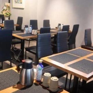 モダンな雰囲気の中で、ゆっくりとお酒を楽しめるお席をご用意。ランチから各種ご宴会まで、幅広いシーンでご利用いただけます。