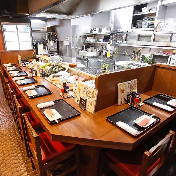 暖色の照明が心地よく包み込む店内は、都会の喧騒を忘れさせてくれる落ち着いた空間。カウンター席では、目の前で調理されるライブ感を楽しみながらお一人様やデートを。掘りごたつ席は足を伸ばしてリラックスできるため、女子会やご家族での夕食にも最適です。美味しい食事を囲めば、自然と会話も弾むこと間違いなし◎