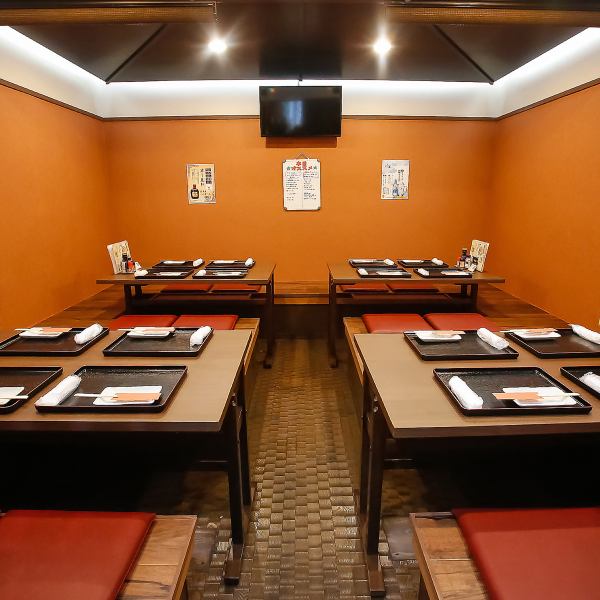 広い店内を活かした団体利用が人気です。18名様から最大26名様までの貸切が可能で、歓送迎会や会社行事、二次会など、周りに気兼ねなく盛り上がりたいシーンにぴったり!一体感のある空間で、旬の食材をふんだんに使った料理を堪能いただけます。ご予算や人数、サプライズのご相談など、お気軽にお電話ください♪