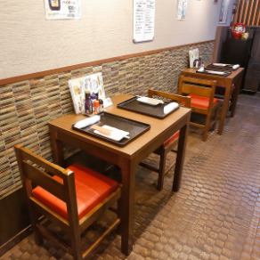 プライベート感を大切にしたいデートや、ご夫婦でのゆったりとしたお食事におすすめの2名掛けテーブル席。誕生日や記念日など、大切なお祝いを落ち着いて楽しみたい時に最適な空間です。新鮮な海の幸を囲みながら、周りを気にせずリラックス。ご家族との日常使いにも、心地よい距離感でお過ごしいただけます。
