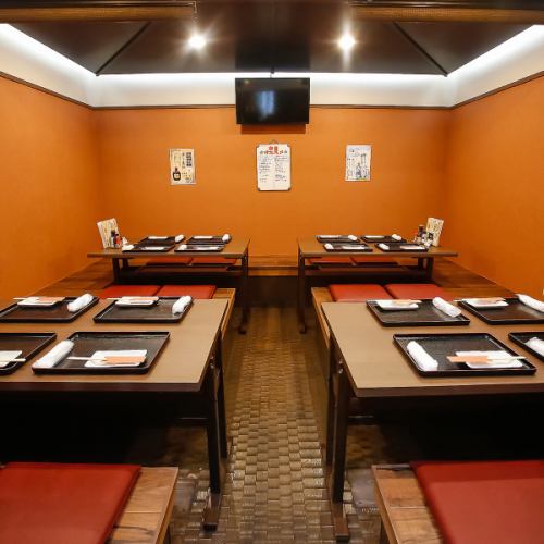 長時間座っても疲れにくい掘りごたつ席は、ご家族でのお食事や、じっくり語り合いたい飲み会に大人気。足を伸ばしてリラックスできるため、年配の方を招いての記念日や親睦会にも喜ばれます。広々とした空間は、二次会や歓送迎会など、賑やかなシーンでも一体感を楽しめ、お酒と会話がより一層進む特等席です。