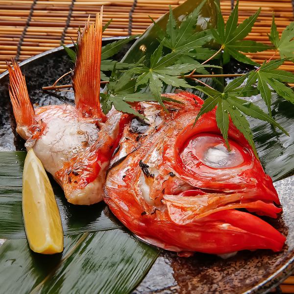 皮はパリッ、身はふっくら!脂の乗った「日替わりカマ塩」