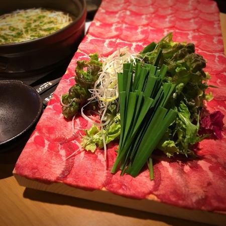【附马生鱼片拼盘】蔬菜充足的牛舌涮锅套餐♪6,500日元+90分钟无限畅饮