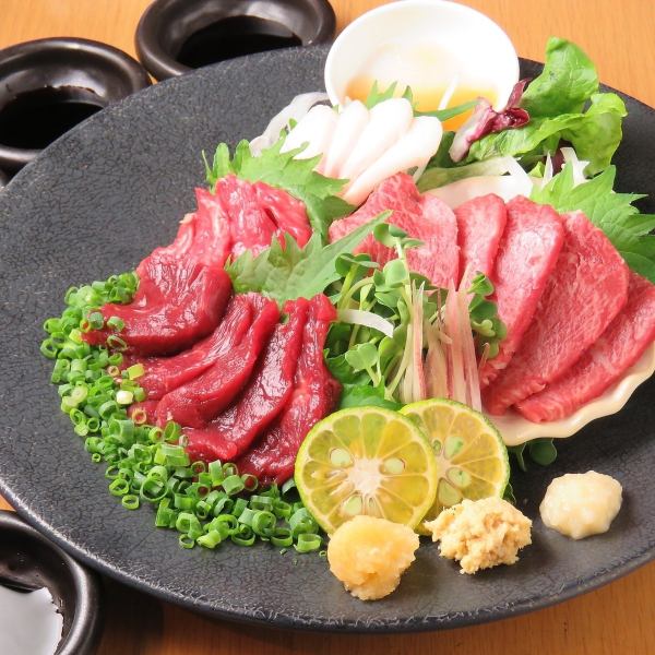 お得に♪ 色々な部位！！厳選馬刺し盛合わせ！1~2人前3180円　3~4人前4840円